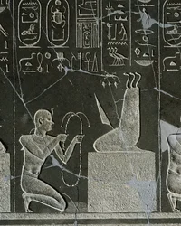 Doleritrelief av Nectanebo I, kung som erbjuder halsband till demonen, representerat av knivblad och tre ormar, från Heliopolis vid Atumtemplet