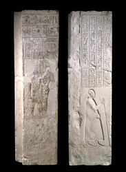 Dörrkarm som visar kung Nectanebo I som sköts av Hathor, 380-343 f.Kr., sen period (kalksten)