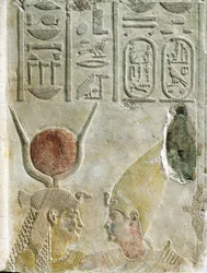 Kung Nectanebo II (360-343 f.Kr.) välkomnad av gudinnan Isis, målad kalkstensrelief