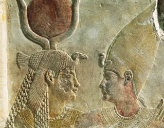Kung Nectanebo II (360-343 f.Kr.) välkomnad av gudinnan Isis, målad kalkstensrelief, från Serapeum i Saqqara, detalj