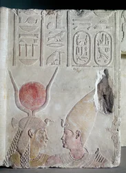 Nektanebo II (360-343 f.Kr.) omfamnad av gudinnan Isis, fragment från en dörr, Senperioden, omkring 358-341 f.Kr.