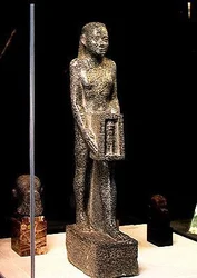Visiren Psamerikseneb erbjuder en helgedom till tjuren Mnevis, sen period, c.358-341 f.Kr. (granit)