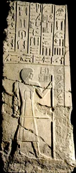 Panel, Aa-akhti, hieroglyfer och en figur, sena 3:e dynasti (kalksten)