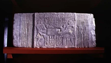 Gesims av en falsk dörr från en mastaba-grav föreställande gravägaren Shery, en hög tjänsteman från dynastin IV och hans fru Khentetka, Saqqara, Gamla kungariket (kalksten)