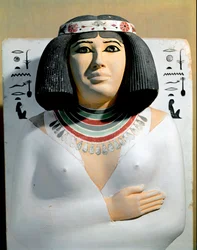 Egyptisk forntid: Nofret, hustru till översteprästen i Heliopolis och prinsen av Pe Rahotep. Detalj av en målad kalkstensskulptur. 4:e dynastin. Från Rahoteps mastaba i Meidum. Egyptiska museet, Kairo.
