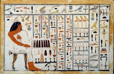 Egyptisk antikvitet: kalkstensstele av Prins Oupemnefret. Han är administratör för de kungliga skriftlärda. 4:e Berkeley-dynastin, Phoebe Hearst Museum