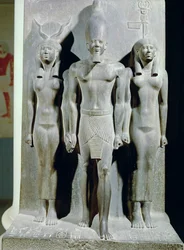 Triaden av Menkaure (Mycerinus) med gudinnan Hathor och gudinnan av Aphroditopolis nome, hämtad från Valley Temple of the Pyramid of Menkaure i Giza, Gamla kungariket, ca 2529 f.Kr. (skifer) (se