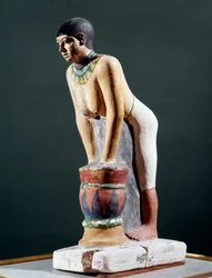 Egyptisk antikvitet: "" Egyptiskt arbetande korn för att göra öl"" Statyett. 5:e dynasti. 2400 f.Kr. Florens, Museo Archeologico - Egyptiska antikviteter: Egyptisk kvinna som filtrerar kornbröd för att göra öl. Statyett. 5:e dynasti. 2400 f.Kr. Nationell a