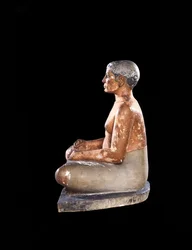 Vid vy av den hukande skriftlärdestatyn, från Saqqara, Gamla kungariket (kalksten, alabaster och bergskristall) (se även 50750)