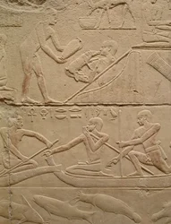 Relief som visar en man som sköter en nyfödd gris och män i papyrusbåtar, från Mastaba i Kagemni, Gamla kungariket (målad kalksten)