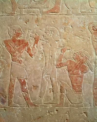Relief föreställande två skulptörer som ristade en staty, från mastaba i Kaemrehu, Saqqara, Gamla kungariket, ca 2325 f.Kr. (målad kalksten)