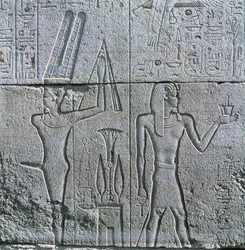 Egypten, antika Thebe, Luxor, Karnak, relief av guden Min och Filip III Arrhidaeus vid Amons stora tempel