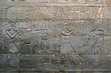 Egyptisk forntid: kung Alexander den store frambär offergåvor till guden Amon-Min. Detalj av en lågrelief. Heliga barkens kapell, Luxortemplet, Egypten.