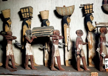 Egyptisk antikvit: en skulpterad grupp av målat trä som föreställer tjänare som bär offergåvor till den avlidne. Kairo, Egyptiska museet