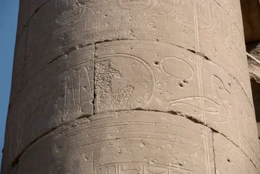 Egyptisk antikvitet: detalj av en kolumn med patron raderad på grund av "damnatio memoriae", radering av patronerna från några faraoner som anses kätterska av deras efterträdare, Luxortemplet. East Bank (Thebe), Egypten
