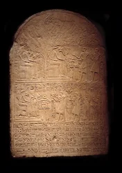 Egyptisk antikvitet: kalkstensstele som representerar Pia som dyrkar krokodilguden Sobek följt av hennes son Iy-Hebnef som offras till guden. Från templet Sobek i Dahamsha