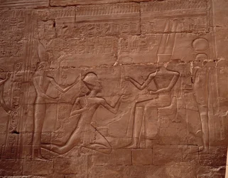Egyptisk antiken: relief som dekorerar väggarna i templet i Karnak (Karnak), Egypten.