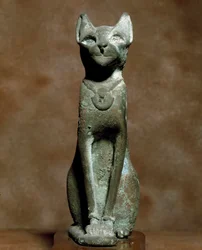 Egyptisk forntid: kattgudinnan Bastet. Bronsskulptur. Egyptiska museet, Turin, Italien