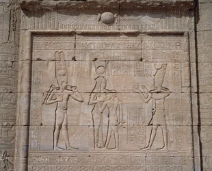 Egyptisk antiken: utsikt över de låga relieferna av gudinnan Hathors tempel i Dendera