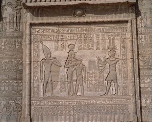 Egyptisk antiken: utsikt över de låga relieferna av gudinnan Hathors tempel i Dendera