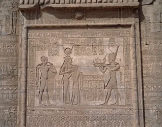 Egyptisk antiken: utsikt över de låga relieferna av gudinnan Hathors tempel i Dendera