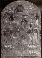 Horus ögon Basrelief : Basrelief och hieroglyfer på en välvd stele två med Horus ögon på toppen. Konst Egyptien. Stele Musee du Louvre, A.G. Foto