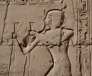 Farao bär en kobra, Luxortemplet (relief)
