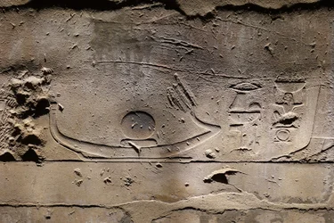 Re flyttar på solbåten, Luxor Temple (lättnad)