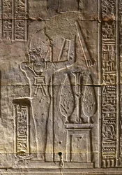 Farao och hans attribut, Horustemplet i Edfu