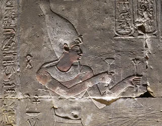 Farao bär Hedjet, Horustemplet i Edfu