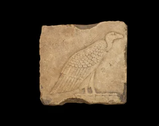 Ett block med en stående gam på ena sidan och en uggla på andra sidan, båda i lågrelief, ptolemaisk period, 305-30 f.Kr. (kalksten)