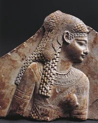 Fragment av basrelief som föreställer Kleopatra
