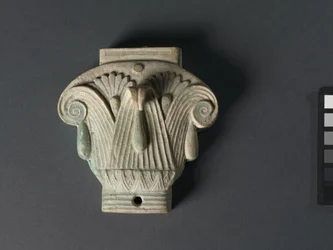 Box (Pyxis) i form av ett sammansatt kapital, 305-30 f.Kr. (blek robins-ägg blå fajans)