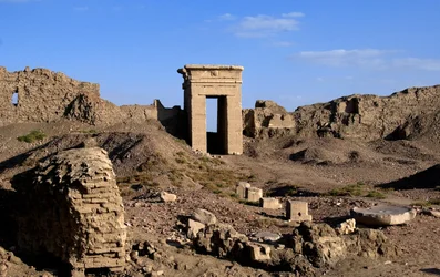 Egyptiska antiken: Utsikt över bågen av norra porten, Hathortemplet, Dendera, Egypten