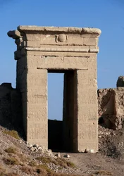 Egyptisk antiken: Utsikt över bågen av norra porten, Hathortemplet, Dendera, Egypten