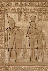 Egyptisk antikvitet: romersk mammisi till minne av födelsen av Ihy, Hathors son - Detalj av reliefer och hieroglyfer: gudinnan Isis - Hathor som ammar sin son Ihi (Ihy) och bakom henne en annan bild av Ihi med ett finger i munnen som indikerar att det är a