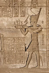 Egyptisk antikvitet: romersk mammisi till minne av födelsen av Ihy, son till Isis - Detalj av reliefer och hieroglyfer, Hathors tempel, Denderah, Egypten - Egyptisk civilisation: en man som bär en symbolisk bark, detalj av en romersk mammisi, till minne av