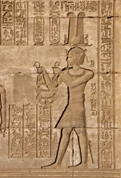 Egyptisk antikvitet: Romersk mammisi till minne av födelsen av Ihy, son till Isis - Detalj av reliefer och hieroglyfer: Kejsar Trajanus bär offer till gudinnan Hathor - Hathors tempel, Denderah, Egypten - Egyptisk civilisation: Kejsar Trajanus bär