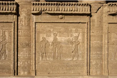 Egyptisk antiken: romersk mammisi till minne av födelsen av Ihy, son till Isis. Hathors tempel, Denderah, Egypten