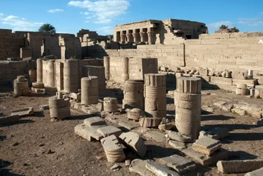 Egyptisk antiken: kolonner i templet tillägnad Hathor, Dendera, Egypten