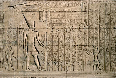 Egyptisk antikvitet: yttre relief med hieroglyfer. Hathortemplet, Denderah, Egypten - Egyptisk civilisation: hierogyfer och figurer ristade på väggen i Hathortemplet (eller Tentyras tempel) i Denderah, byggt under Pepi I:s regering (ca 2250 f.Kr.) -