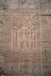 Egyptisk forntid: lågrelief som föreställer kröningen av kung Ptolemaios IV. Horustemplet, Edfu, Egypten