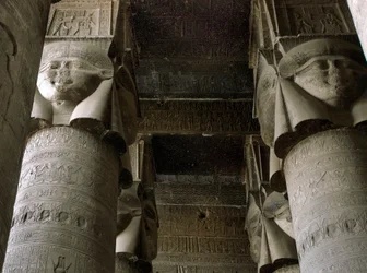 Egyptisk antikvitet: delvis utsikt över hypostilrummet med kolonner dekorerade med representationen av gudinnan Hathor. Hathors tempel, Dendera, Egypten