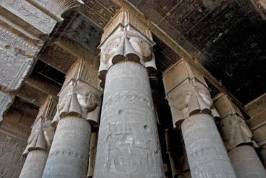 Egyptisk antikvitet: partiell vy av hypostilrummet med kolonner dekorerade med representationen av gudinnan Hathor. Hathors tempel, Dendera, Egypten