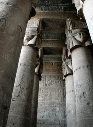 Egyptisk antikvitet: delvis utsikt över hypostilrummet med kolonner dekorerade med representationen av gudinnan Hathor. Hathors tempel, Dendera, Egypten