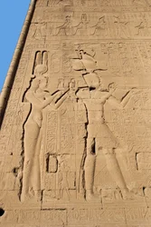 Egyptisk antikvitet: relief från templets bakvägg tillägnad gudinnan Hathor som representerar Cleopatre och Cesarion. Denderah, Egypten