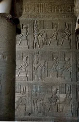 Egyptisk antikvitet: reliefer inuti hypostilrummet i templet tillägnat Hathor, Dendera, Egypten