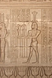 Egyptisk antiken: representation av en man som ger offer som hyllning till gudinnan, Hathors tempel, Dendera, Egypten
