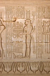 Egyptisk antikvitet: representation av en kvinna som ger offer till gudinnan, Hathortemplet, Denderah, Egypten - Egyptisk civilisation: kvinna som ger offer till gudinnan Hathor - Figur ristad på väggen av Hathortemplet (eller Tentyras tempel) i