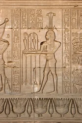 Egyptisk antikvitet: representation av Nilens gud, Hapy och hieroglyfer, Hathortemplet, Denderah, Egypten - Egyptisk civilisation: Nilens gud, Hapy och hieroglyfer ristade på väggen av Hathortemplet (eller Tentyras tempel) i Denderah,